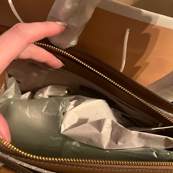 Brand New with tags! Micheal Kors purse “Sheila” in vanilla BEAUTIFUL! - Picture 12 of 13